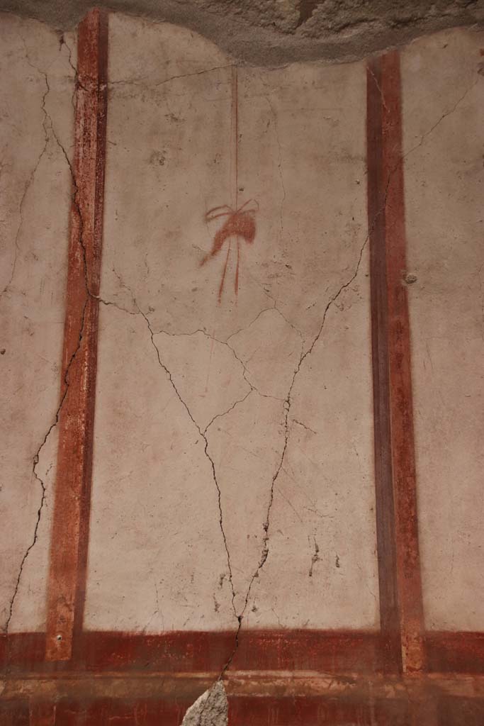 IV.4, Herculaneum, October 2020.
Room 4, detail of painted decoration from upper north wall of cubiculum. Photo courtesy of Klaus Heese.